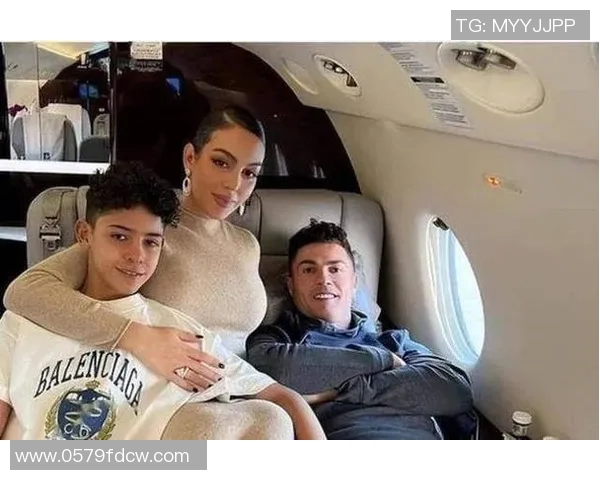 两个老婆的足球明星背后的故事与人生选择探秘